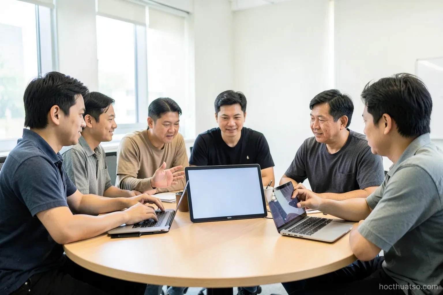 Overleaf cho nhóm viết bài: theo dõi thay đổi, bình luận, đồng bộ Git